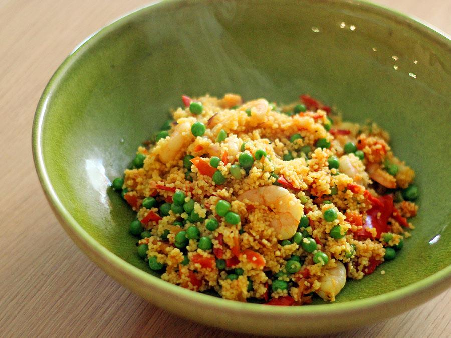 Snelle couscous met garnalen, chorizo en saffraan - La Cucina